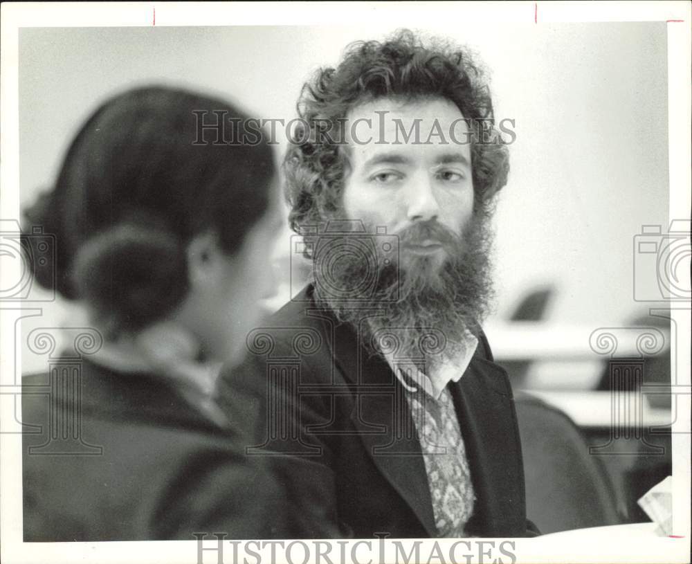 1978 Press Photo David Wallechinsky, author, listening to woman in meeting- Historic Images