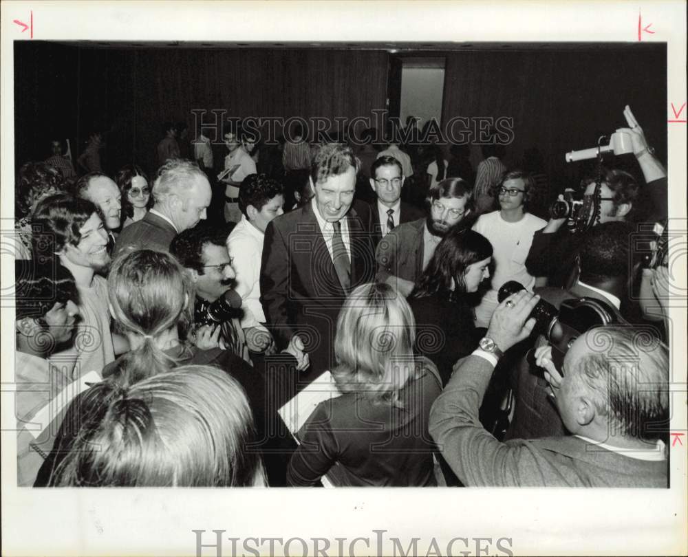 1971 Press Photo Edmund Muskie, Maine Democrat talks with group in Houston- Historic Images