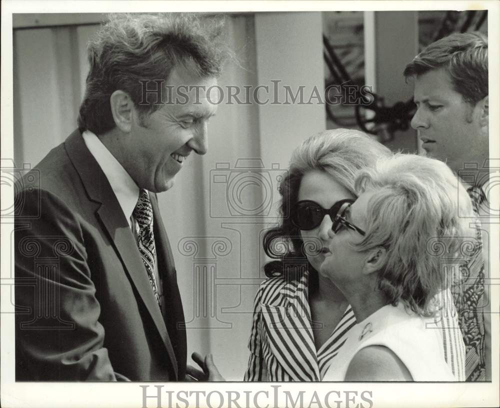 1972 Press Photo Senator Edmund Muskie talks with Sandy Leding, Vera Humes in TX- Historic Images