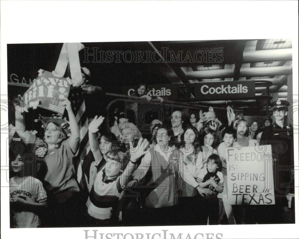 1981 Press Photo Airport crowd welcomes former Iranian hostage William Royer- Historic Images