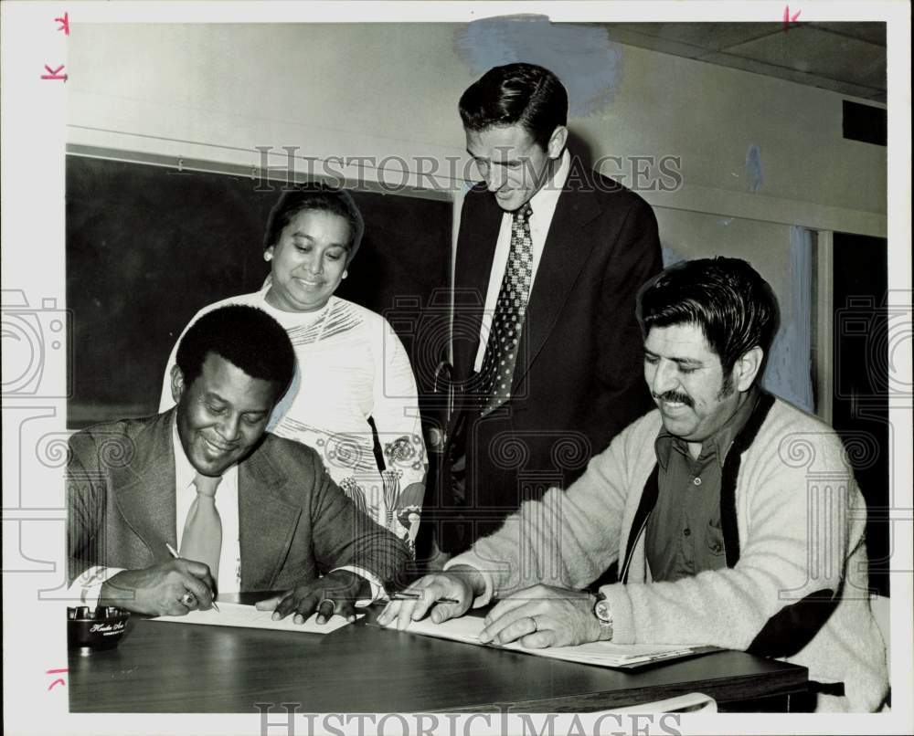 1974 Press Photo Ceaser Moore talk with parents of Bowie Elementary students.- Historic Images