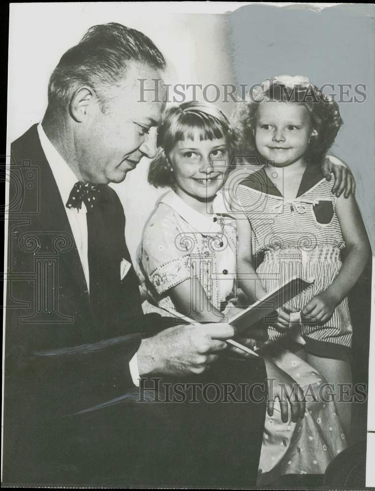 1957 Press Photo Steve McNichols with Kay Cash and Mary of &quot;I Like You&quot; Club.- Historic Images