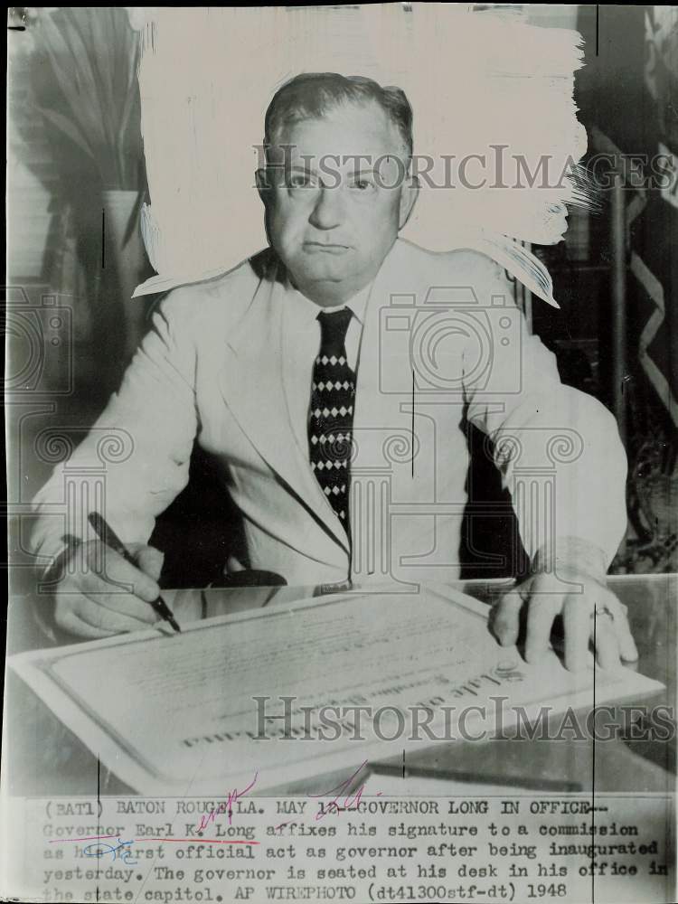 1948 Press Photo Governor Earl Long sings commission at Louisiana Capitol.- Historic Images