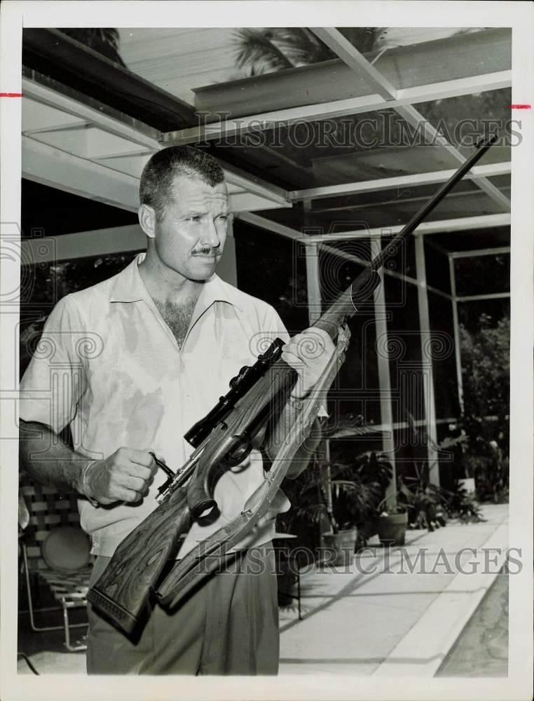 1962 Press Photo Allen Laurence Pope shows Big Game Hunt trophies at his home- Historic Images