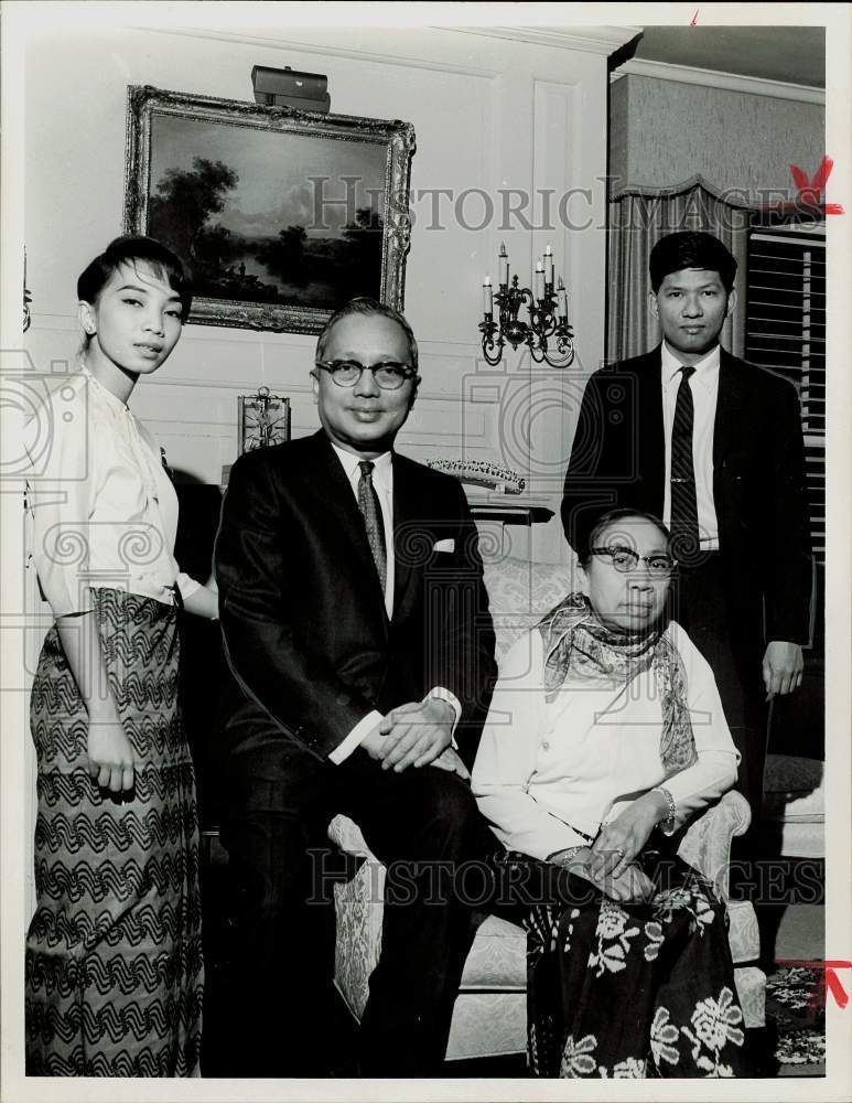 1964 Press Photo U Thant, United Nations Secretary-General poses with family.- Historic Images