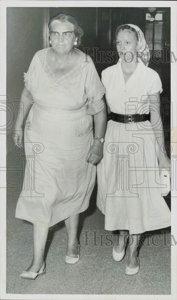 1956 Press Photo Nellie Quinn and Miss Wossum shown in court hallway.- Historic Images