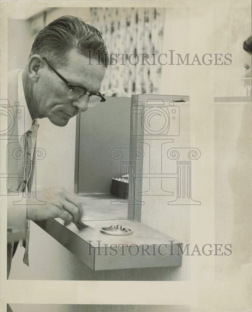 1957 Press Photo Ralph Queen, Houston policeman checks for fingerprints.- Historic Images