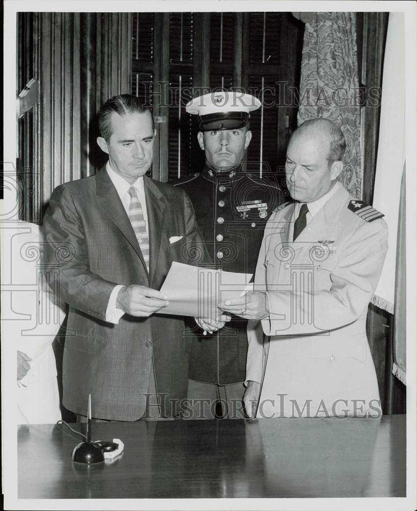 1956 Press Photo Allan Shivers and David Sooy read memo as H. Swindell looks on- Historic Images