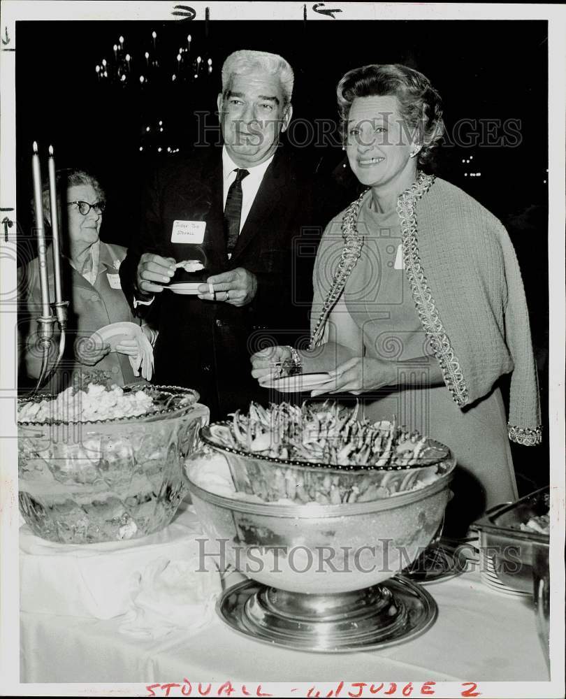 1968 Press Photo Judge and Mrs. Tom Stovall enjoy crab claws and shrimp, Texas- Historic Images