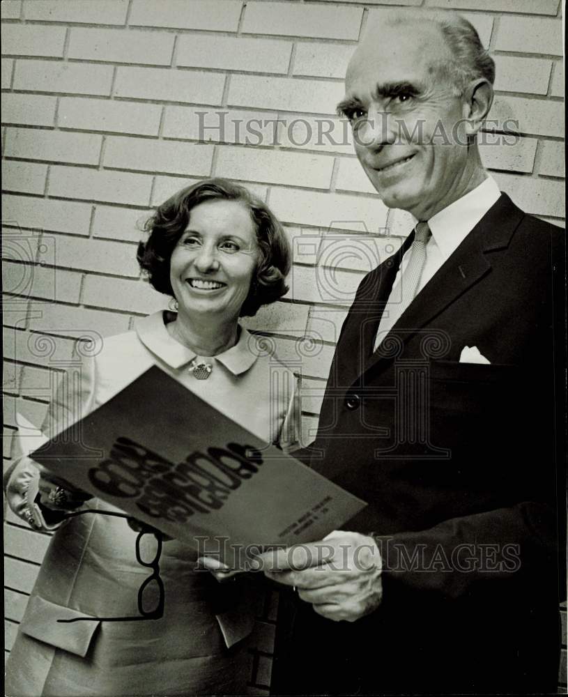 1968 Press Photo Judge and Mrs. James Noel holding program for Houston event- Historic Images