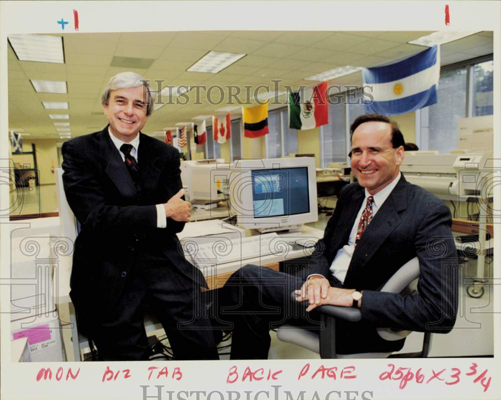 1993 Press Photo John Mouton and Bob Peebler in Landmark Graphics offices.- Historic Images