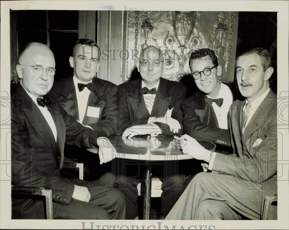 1949 Press Photo John Newton meets with other NAM members at Waldorf-Astoria.- Historic Images