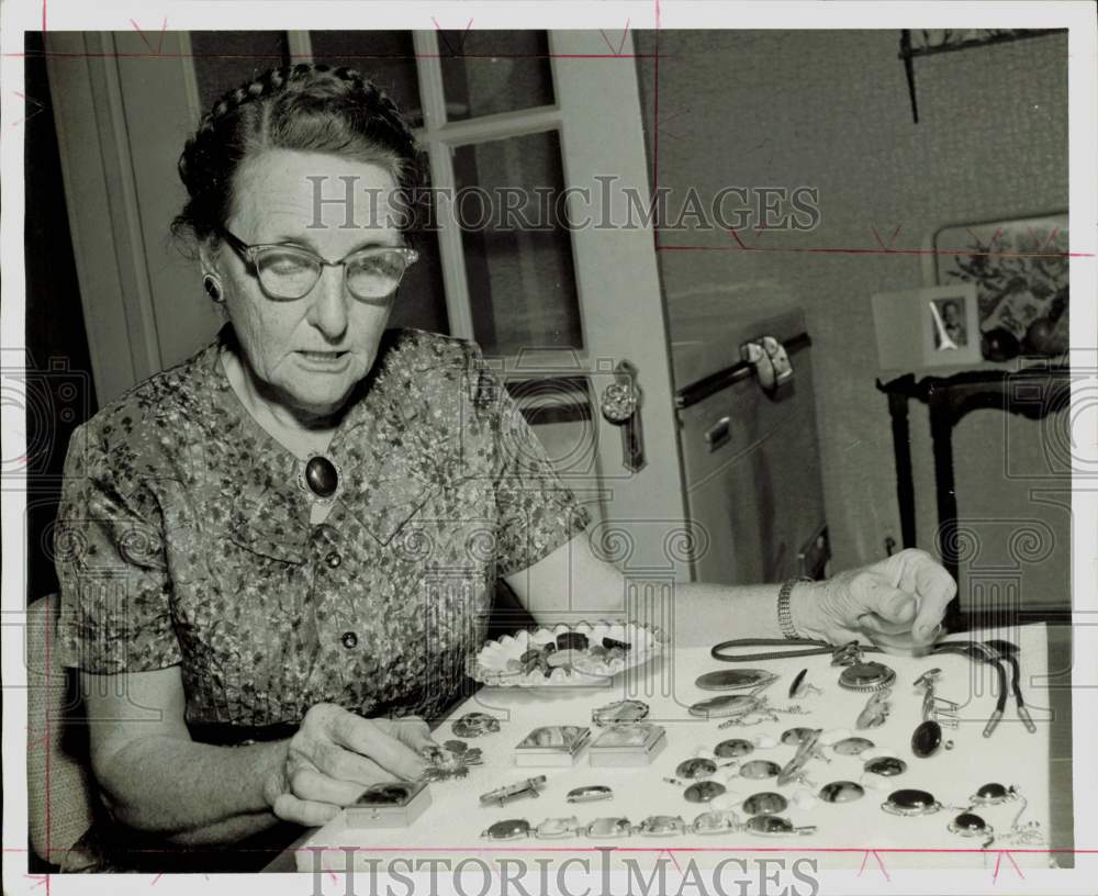 1965 Press Photo Mrs. Darris Massingill, lapidarist. - hpa82940- Historic Images