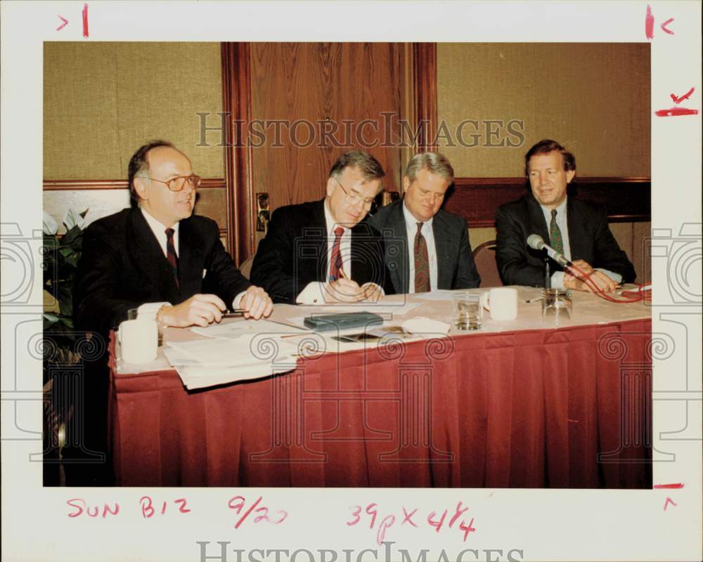 1992 Press Photo Guenter Rexron and German agency representatives with press.- Historic Images