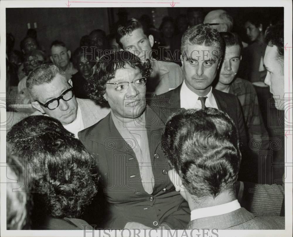 1960 Press Photo Maggie Morgan led from court by Bailiff Jimmie Blanchard.- Historic Images