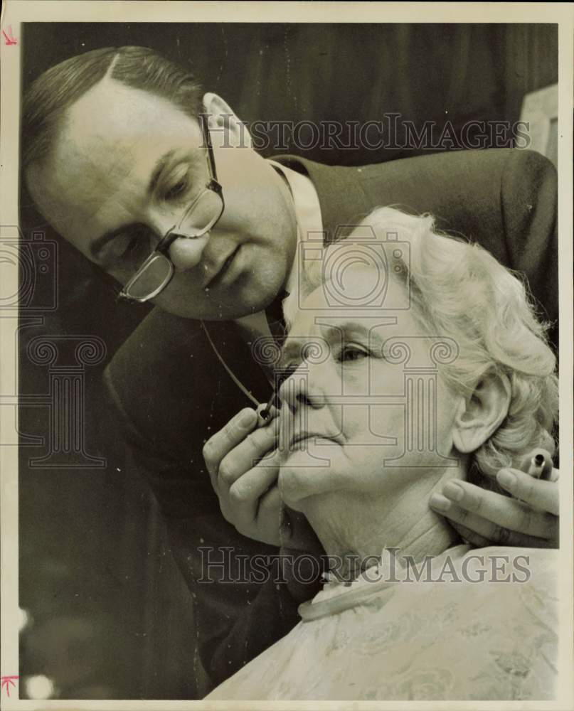 1965 Press Photo Dan Sandric, Sears makeup authority, applies mascara to model.- Historic Images