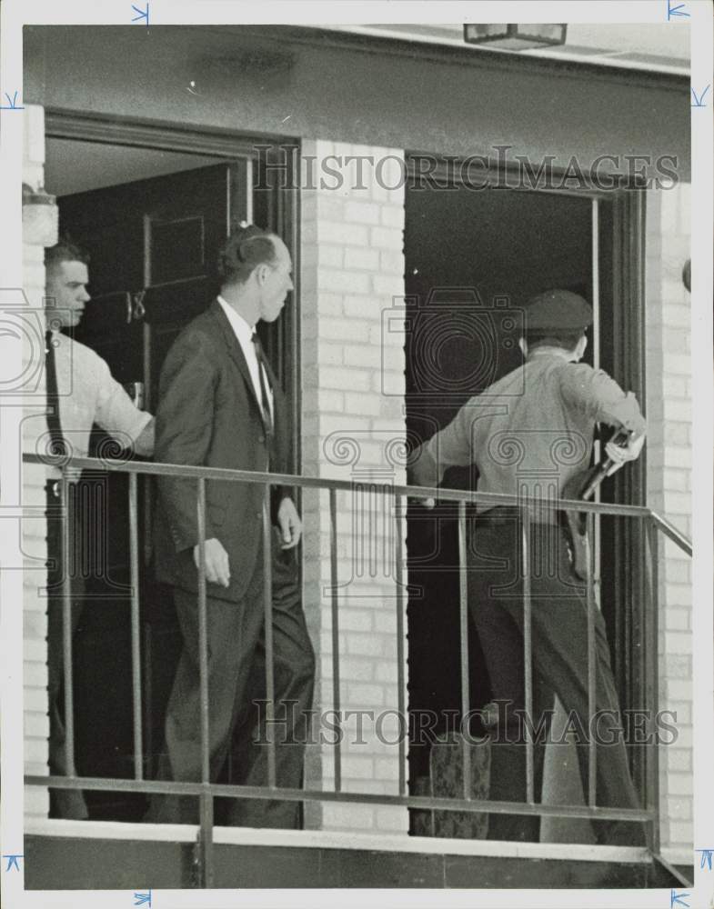 1964 Press Photo Garner Brame escorted by detective and patrolman. - hpa83167- Historic Images