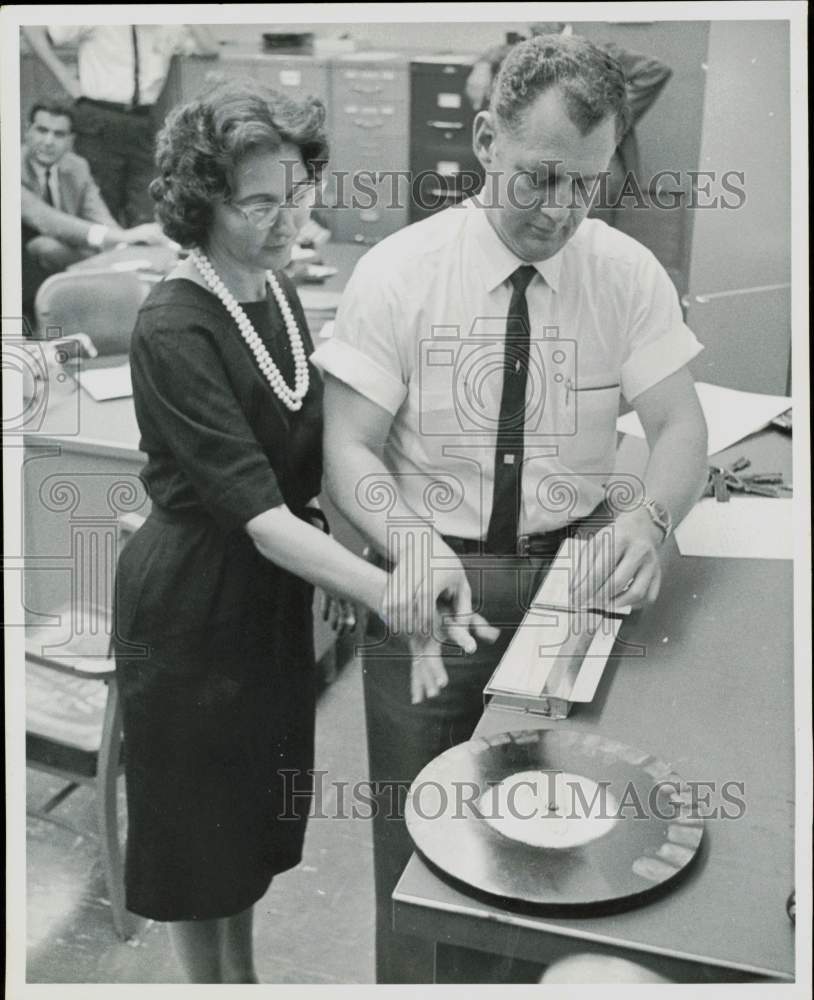 1964 Press Photo Mrs. James Brammer fingerprinted on charge of stealing.- Historic Images