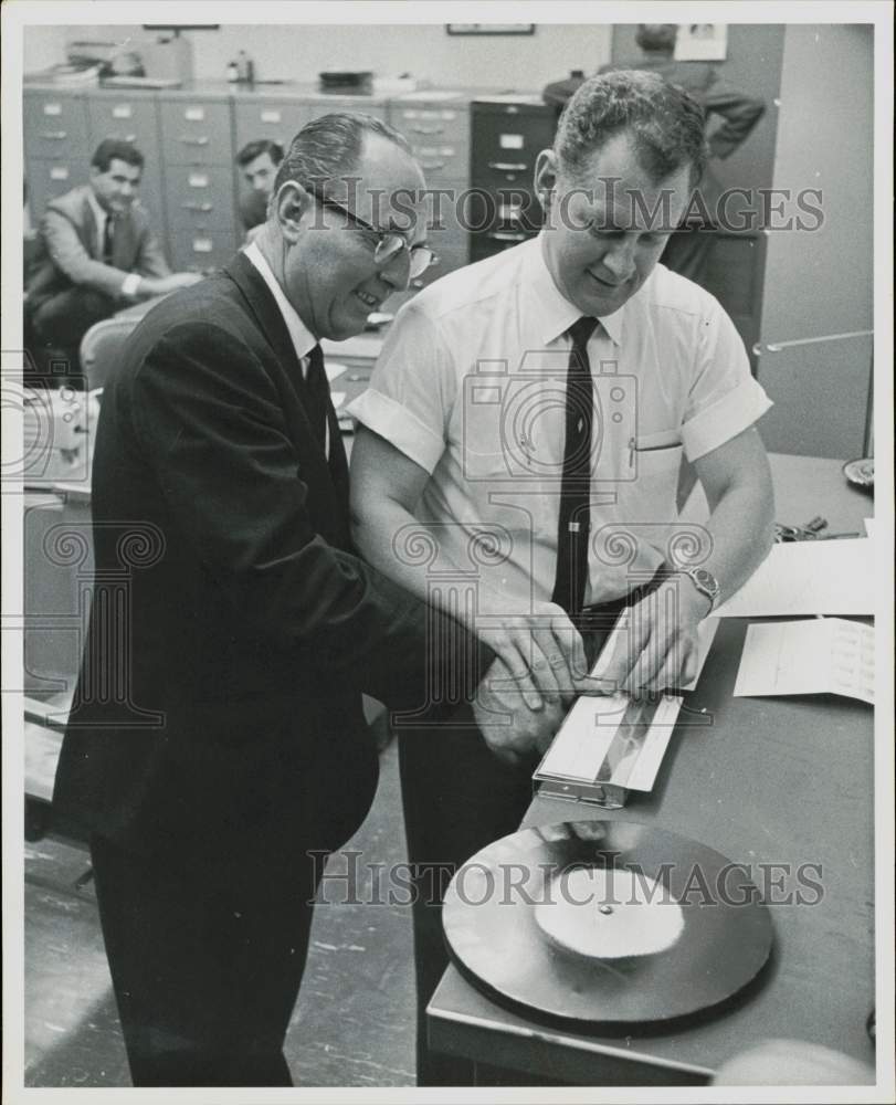 1964 Press Photo James Brammer fingerprinted by Tom Chatham at county jail.- Historic Images