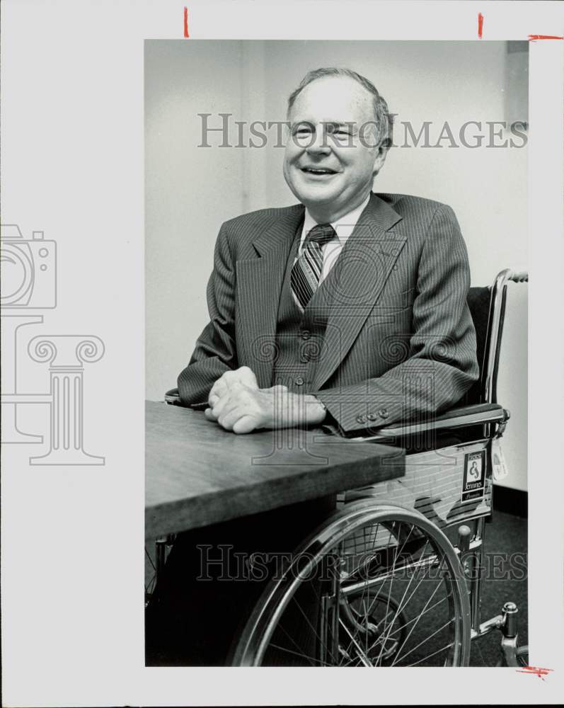 1982 Press Photo Robert Sampson, United Airlines vice president and MS victim.- Historic Images