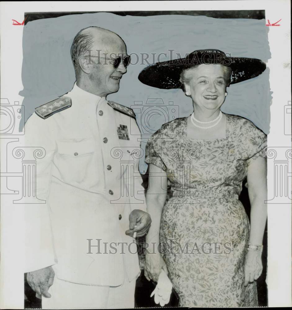 1955 Press Photo Admiral and Mrs. Robert Carney at White House garden party.- Historic Images