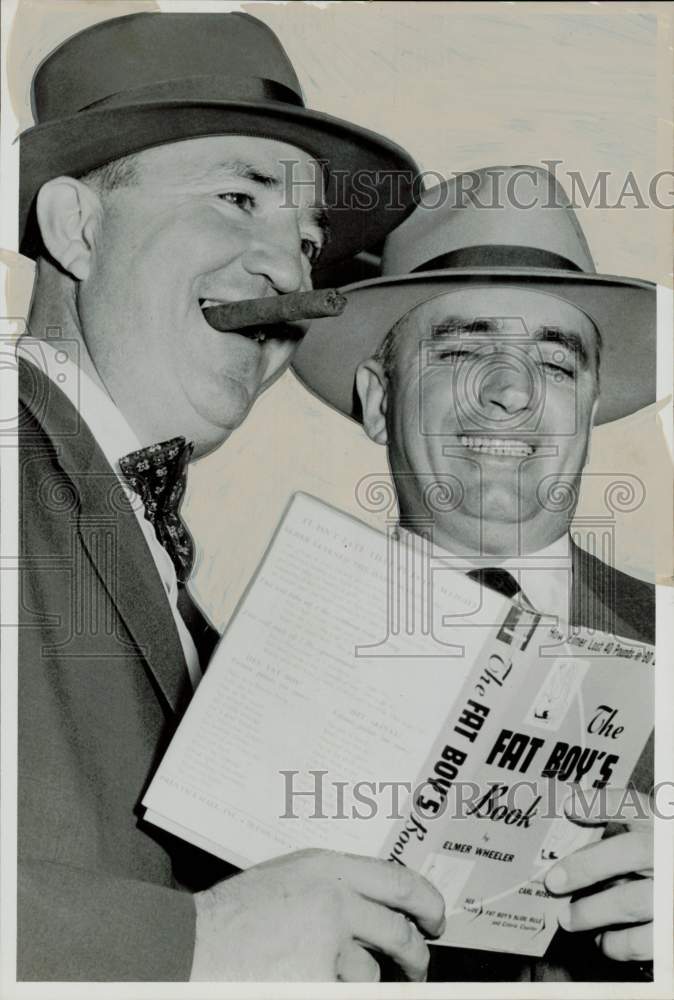 1955 Press Photo Elmer Wheeler and man reads Wheeler&#39;s book &quot;The Fat Boy&#39;s Book&quot;- Historic Images