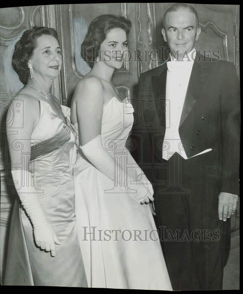 1957 Press Photo Betty Lou Jones poses with parents at Oaks County Club party.- Historic Images