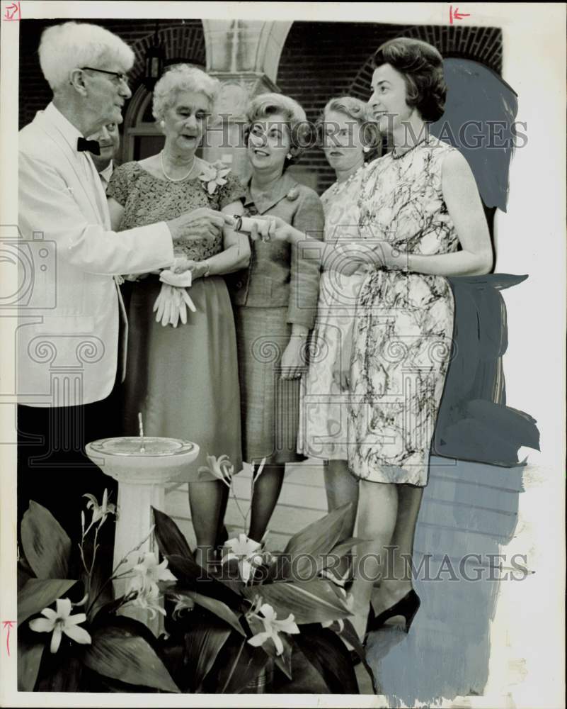 1966 Press Photo Dr. and Mrs. Joseph Davies pose with former Rice students.- Historic Images