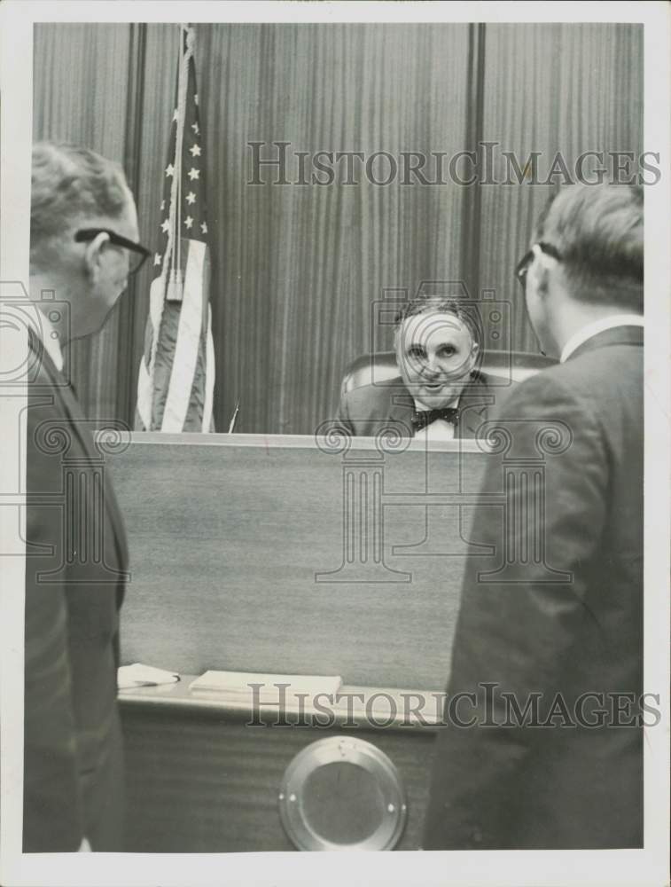 1959 Press Photo Judge Max Rogers talks with attorneys in courtroom. - hpa84361- Historic Images