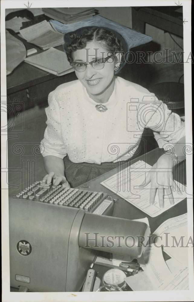 1957 Press Photo Evelyn Brown, Ellington AFT Commissary office employee.- Historic Images