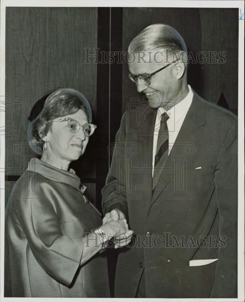 1964 Press Photo George Moran greeted by Mrs. Mendell at United Nations.- Historic Images