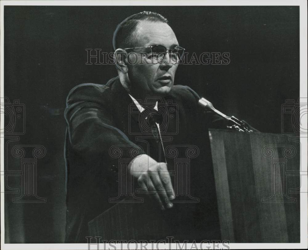 1964 Press Photo Don Partridge of Texas Education Agency speaks in Houston.- Historic Images