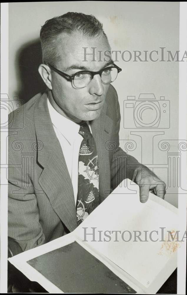 1953 Press Photo Alan Love, Houston Health Engineer, shows sanitation filters- Historic Images