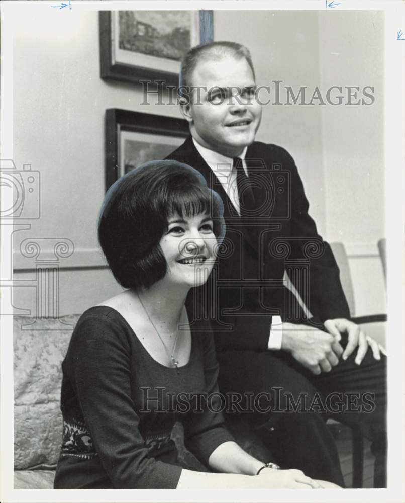 1965 Press Photo Marilyn Sue Ginther and James Daniel Snow announce engagement- Historic Images