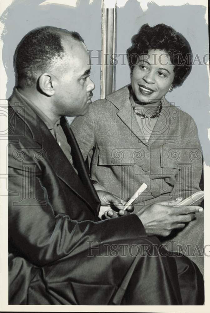 1959 Press Photo Julius Carter of Houston NAACP talks with Daisy Bates of AR.- Historic Images