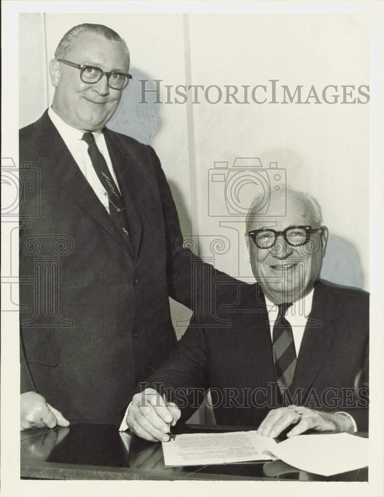 1963 Press Photo B.F. Biggers and G.D. Kincaid confer on merger in Houston.- Historic Images