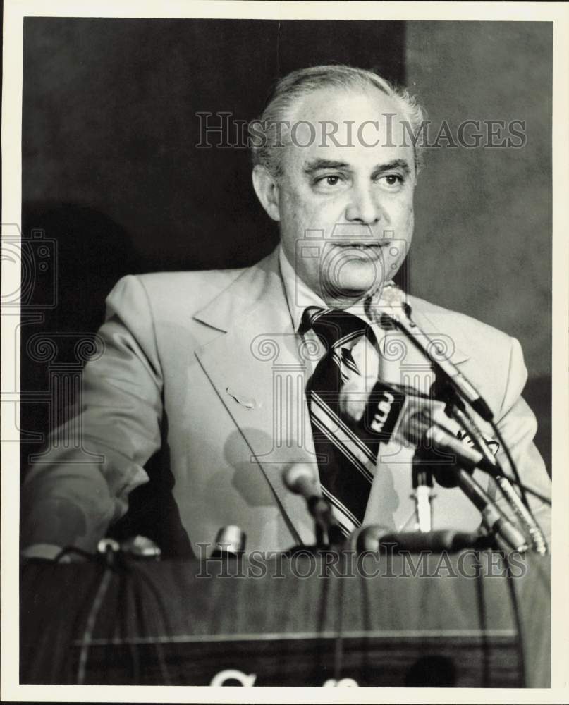 1976 Press Photo Robert Strauss, Democratic National Chairman speaking- Historic Images