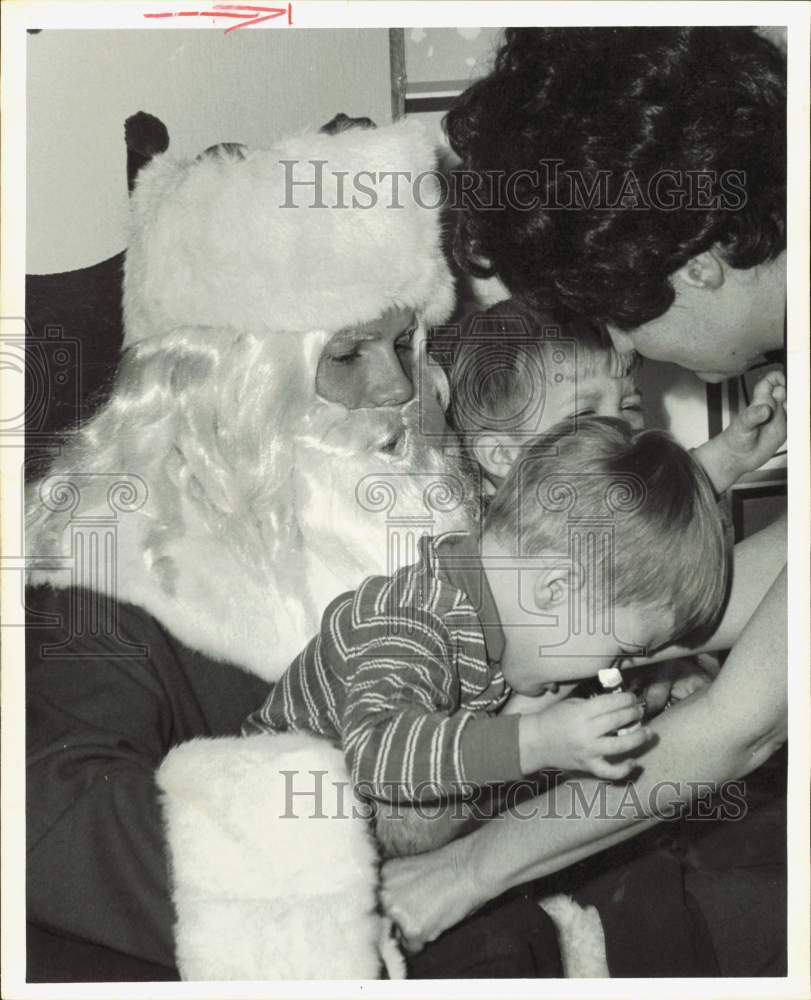 1970 Press Photo Santa Claus with Crying Children in Pasadena, Texas - hpa86841- Historic Images