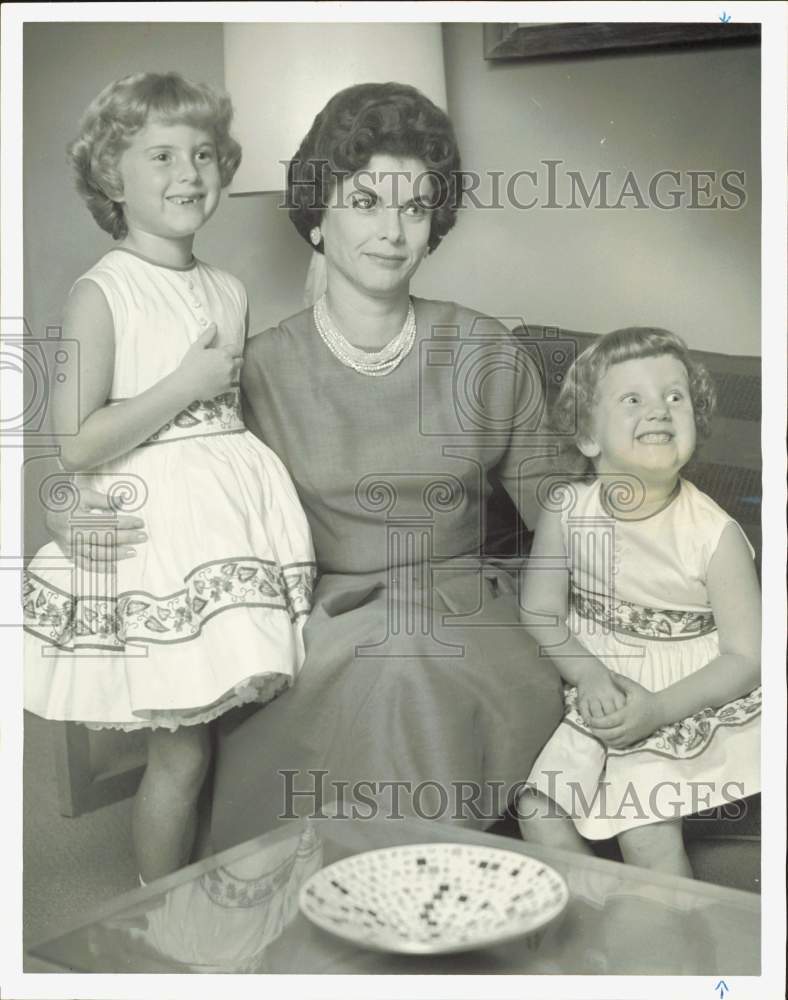 1962 Press Photo Pat Omo, Oil Company Secretary, with Daughters Cecile &amp; Cindy- Historic Images
