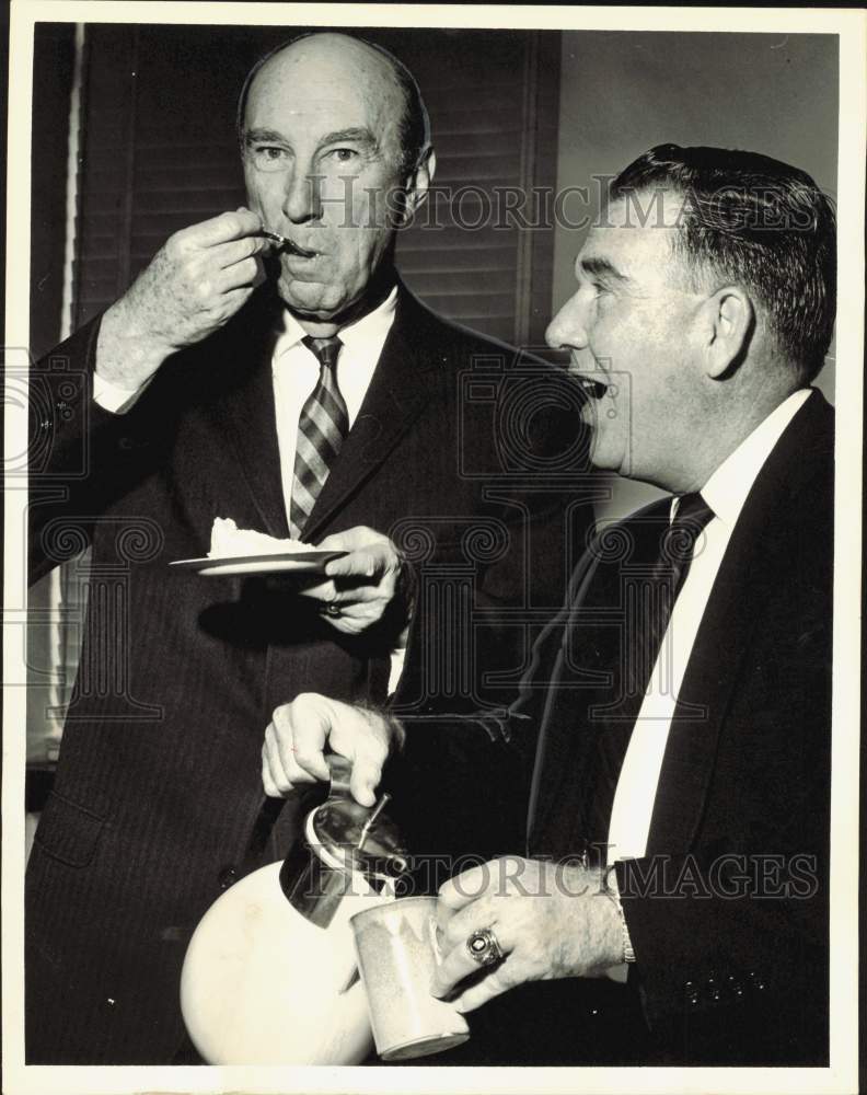 1962 Press Photo Federal District Judge Allen B. Hannay &amp; Billy Costa at Party- Historic Images