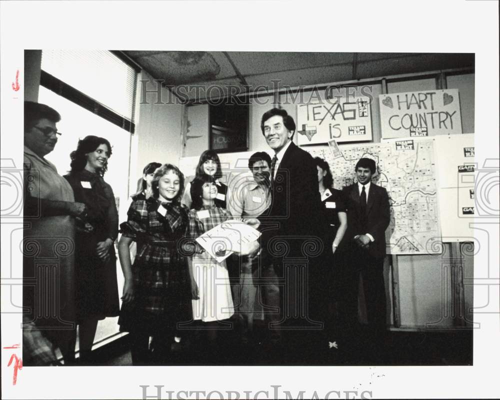 1984 Press Photo U.S. Senator Gary Hart Accepts Gift at Houston Headquarters- Historic Images