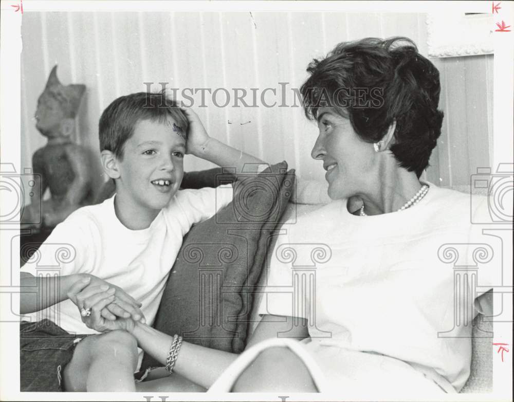 1966 Press Photo Nancy Reagan &amp; Son Ronnie at Home, Pacific Palisades- Historic Images