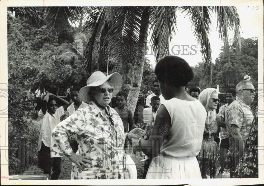 1968 Press Photo Dr. Margaret Mead Chats With a New Guinea Villager - hpa87824- Historic Images