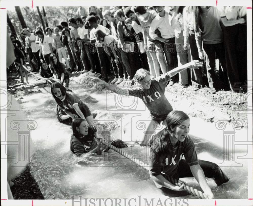 1973 Press Photo Girls in Water Pit During University of Houston Tug of War- Historic Images