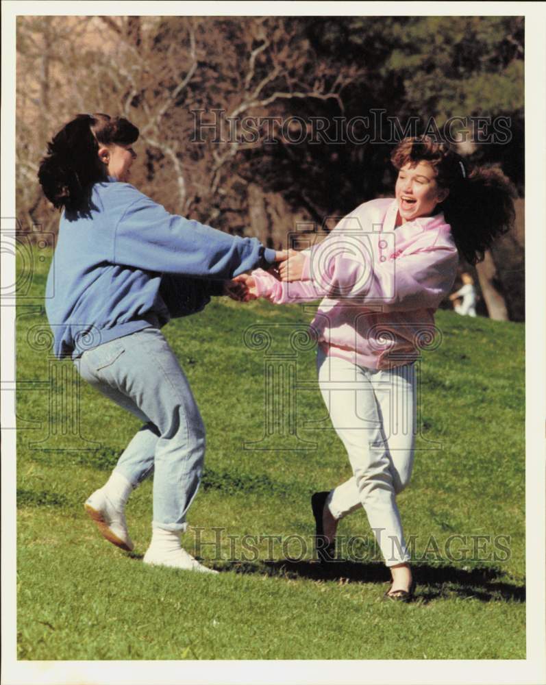 1990 Press Photo Girls Play at Miller Outdoor Theatre in Hermann Park- Historic Images