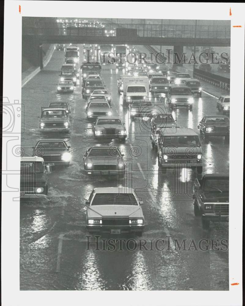 1980 Press Photo Traffic Jam on Southwest Freeway in Heavy Rain, Houston- Historic Images