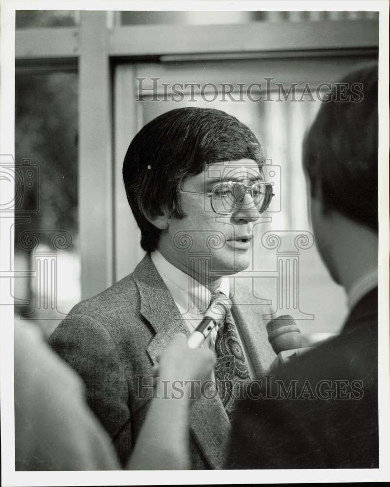 1977 Press Photo Mike Ramsey, Houston Lawyer, in Interview with Press- Historic Images