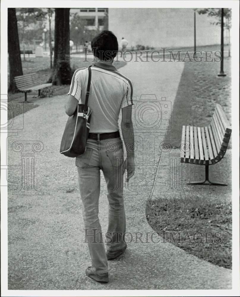 1979 Press Photo Pedestrian at University of Houston Campus - hpa89023- Historic Images