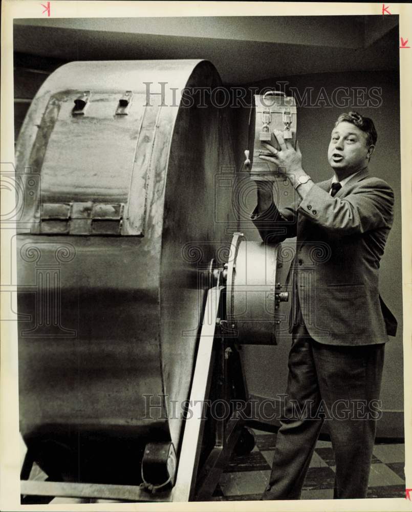 1970 Press Photo District Clerk Ray Hardy Places Names in Jury Wheel - hpa89045- Historic Images