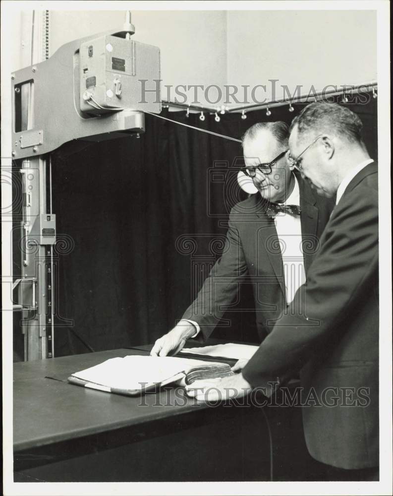 1961 Press Photo Harris County District Clerk R.J. Lindley, Deputy George Knight- Historic Images